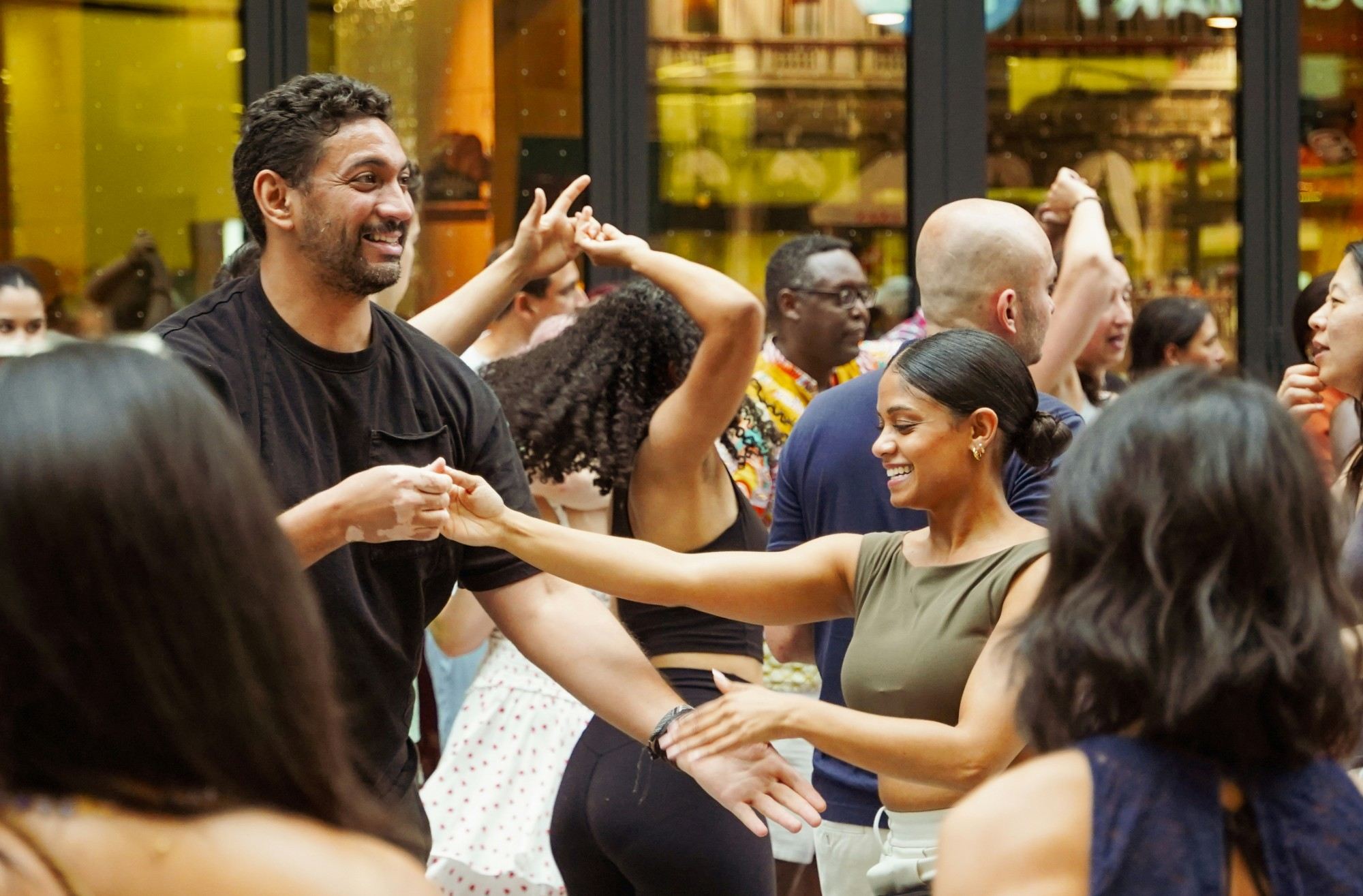 Dansers draaien samen op een salsa-avond